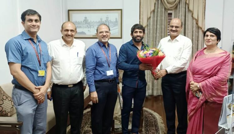 General Manager of Northern Railway congratulates Tokyo Olympiano