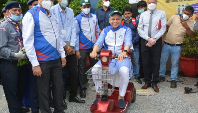 Railway Minister launches Swachhta Pakhwada and visits New Delhi Railway Station