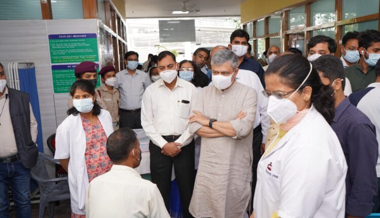 Railway Minister inspects the prototype converted by Northern Railway to LPG gas based pantry car into a flameless electric design