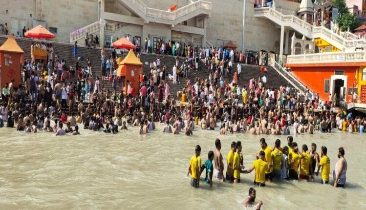 haridwar-sees-major-influx-of-pilgrims-on-pitra-amavasya