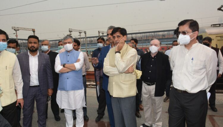 Railway Minister inspects prototype of Cube Container at New Delhi Railway Station