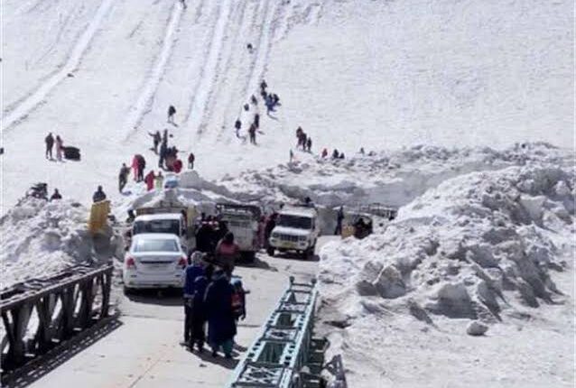 rohtang-pass-closed-for-tourists-as-frozen-stretches-make-driving-risky