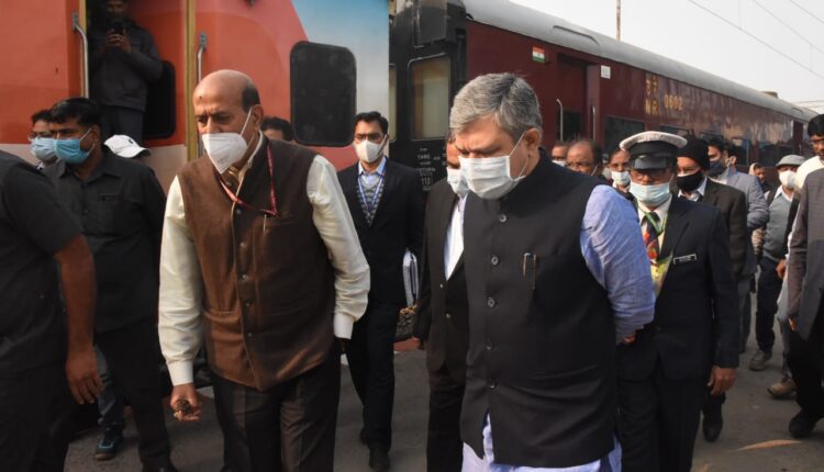 minister-of-railways-communications-electronics-and-information-technology-inspected-banaras-railway-station