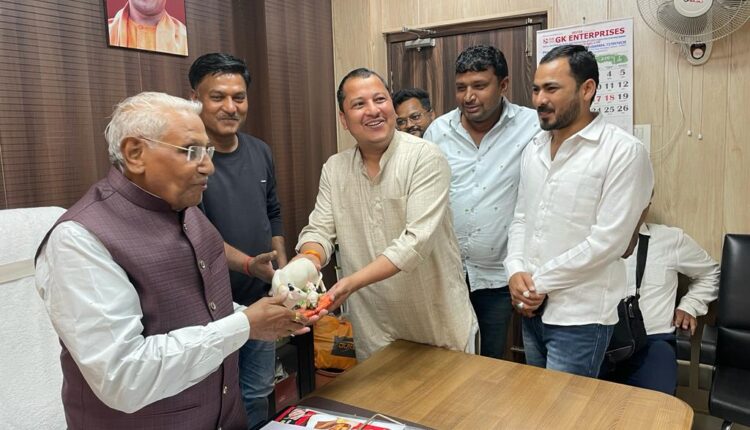 Influx of congratulatory people at the residence of the National General Secretary in Lucknow