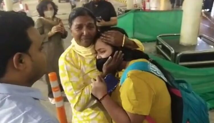 5-students-reached-lucknow-airport-from-ukraine-welcomed-by-adm