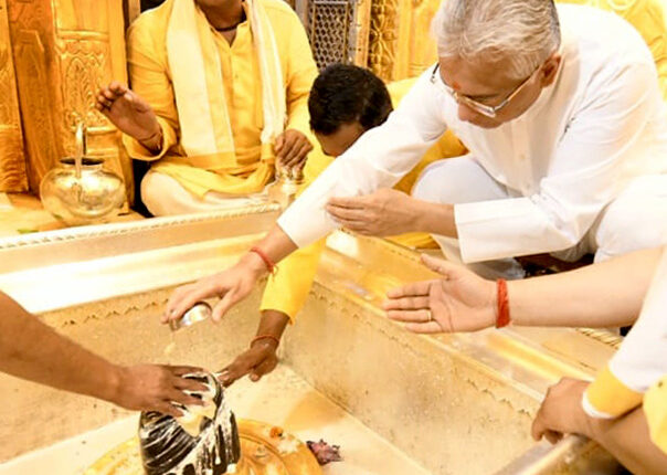 mauritius-pm-pravind-immersed-his-fathers-ashes-in-the-ganges-visited-kashi-vishwanath-in-the-evening
