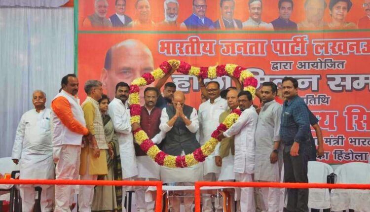 rajnath-singh-played-holi-with-bjp-workers-in-lucknow