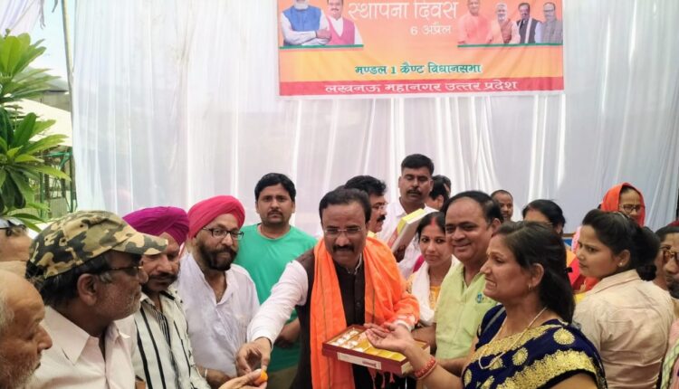 on-the-foundation-day-of-bjp-many-programs-were-organized-at-the-divisional-level-in-lucknow-metropolis