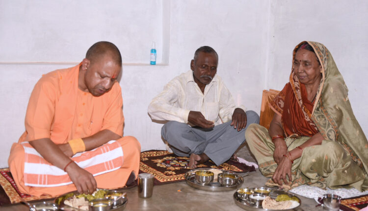 during-ayodhya-visit-cm-had-food-with-family-members-at-the-house-of-basanti-the-beneficiary-of-pm-awas-yojana-urban