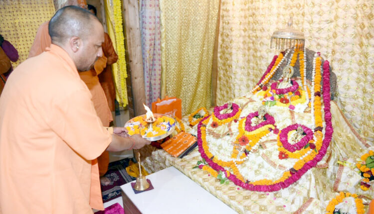 cm-yogi-worshiped-hanuman-garhi-and-ramlala-in-ayodhya-district