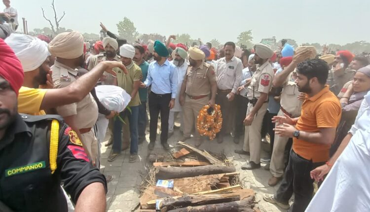 punjabi-singer-sidhu-moose-wala-cremated-in-ancestral-village-amid-huge-crowd