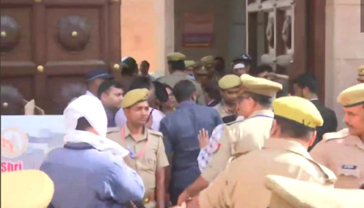 groups-raise-slogans-outside-kashi-vishwanath-gyanvapi-complex-removed