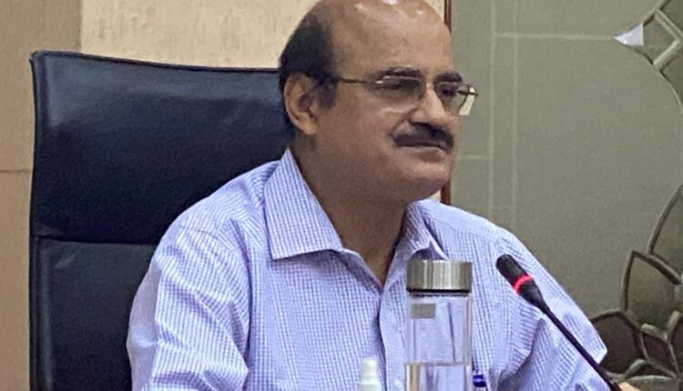 Northern Railway General Manager reviews work progress