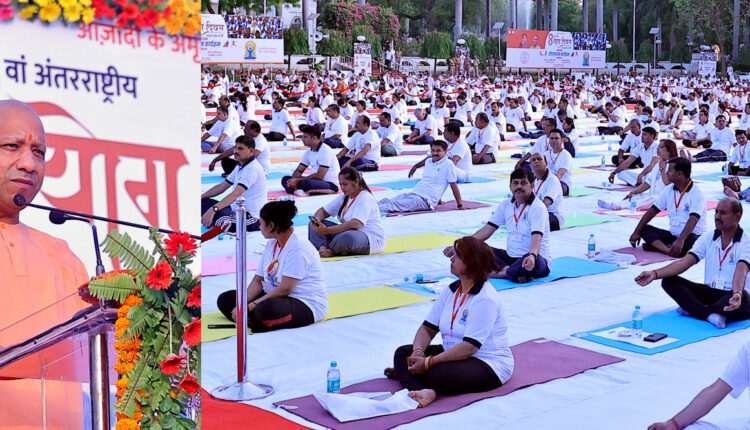 cm-yogi-and-governor-participated-in-the-yoga-practice-program-organized-at-raj-bhavan-on-the-occasion-of-international-yoga-day
