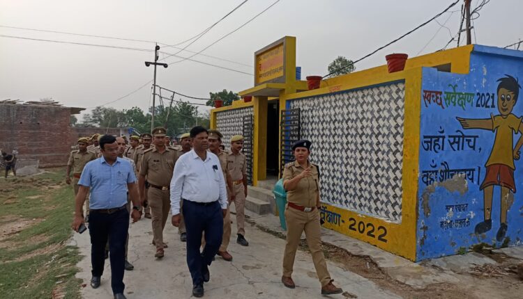 lucknow-dm-did-route-march-in-tehsil-bkt