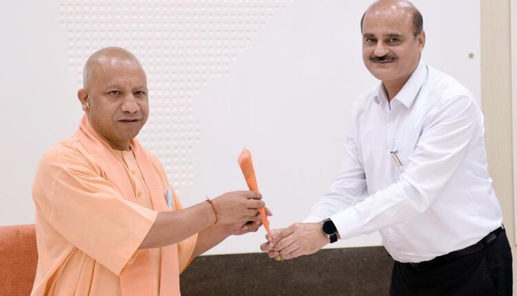 General Manager, Northern Railway, Shri Ashutosh Gangal calls on Chief Minister, Government of Uttar Pradesh, Shri Yogi Adityanath