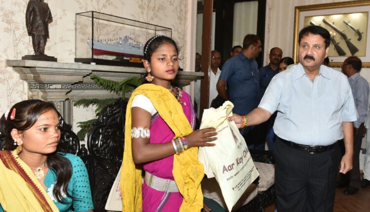 forest-dwellers-of-madhya-pradesh-visited-raj-bhavan