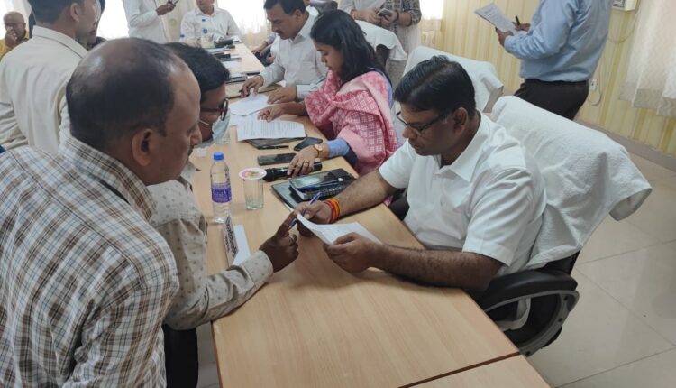 district-magistrate-suryapal-gangwar-listened-to-the-complaint-of-the-public-in-malihabad-tehsil