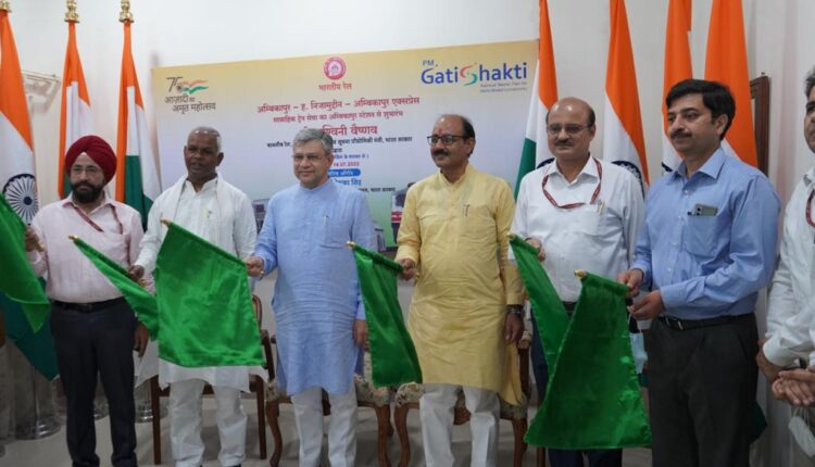 railway-minister-inspects-new-delhi-saharanpur-rail-section-of-northern-railway