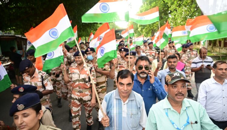information-and-broadcasting-ministry-and-itbp-took-out-tricolor-yatra-at-every-house