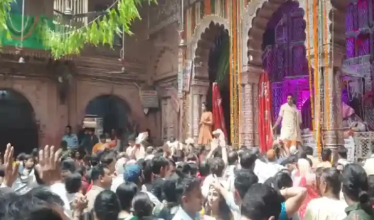 bankey-bihari-temple-to-have-corridor-on-kashi-pattern-minister