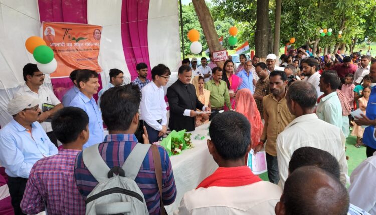 commissioners-inspected-amrit-sarovar-in-gram-panchayat-gohna