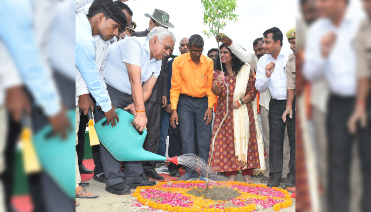 chief-secretary-did-tree-plantation-in-village-panchayat-dugwar-of-chinhat