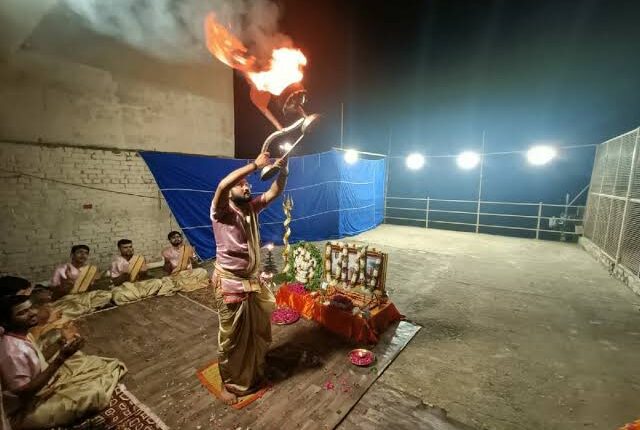 water-level-of-the-ganges-increased-in-varanasi-ganga-aarti-being-done-on-the-roof