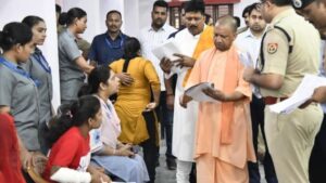 cm-yogi-listened-to-the-complaint-in-public-darshan