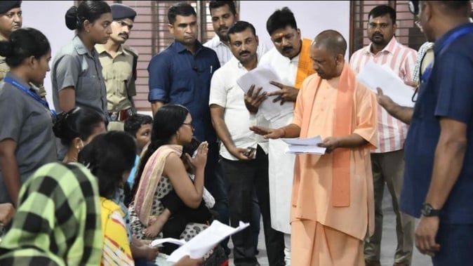 cm-yogi-listened-to-the-complaint-in-public-darshan