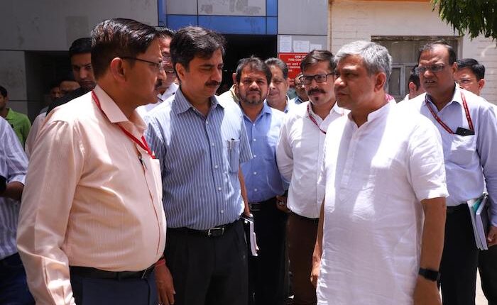 Minister, Ashwini Vaishnav inspected the Control Office at Divisional Railway Manager's Office, New Delhi.